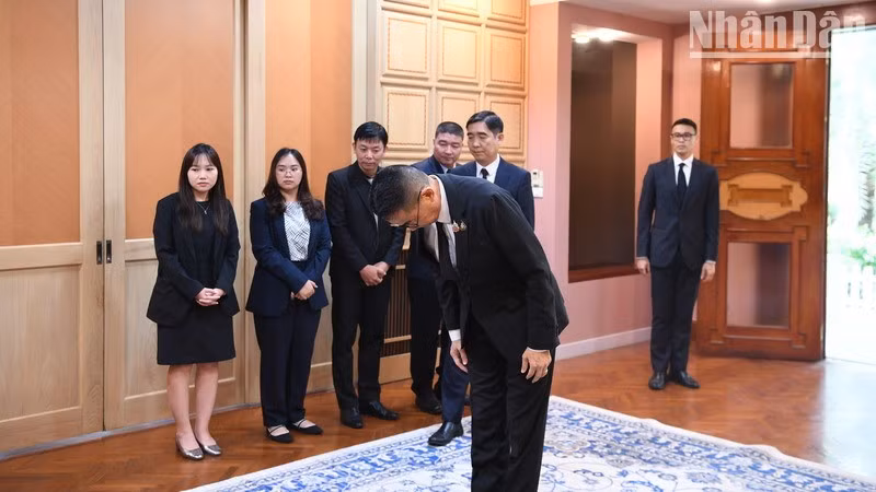 Министр иностранных дел Таиланад Марис Санджампонгса почитает память Генерального секретаря ЦК КПВ Нгуен Фу Чонга. Фото: Динь Чыонг