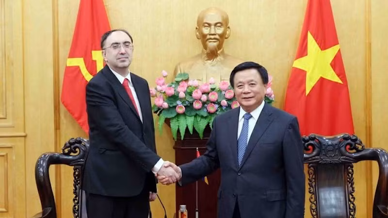 Директор Государственной политической академии им. Хо Ши Мина Нгуен Суан Тханг и Посол Армении Сурен Багдасарян. Фото: ВИА