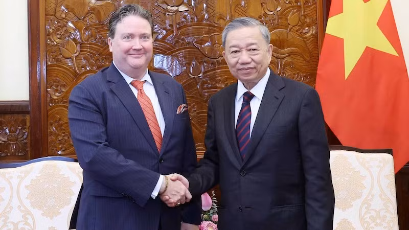 Президент То Лам и Посол США во Вьетнаме Марк Эванс Кнаппер. Фото: ВИА