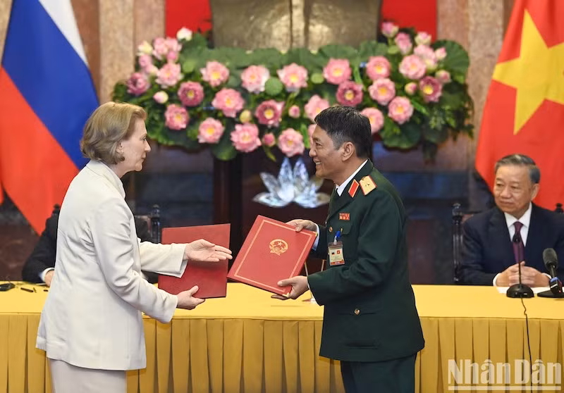 Церемония обмена меморандумами о взаимопонимании между Совместным Российско-Вьетнамским Тропическим научно-исследовательским и технологическим центром и Роспотребнадзором о сотрудничестве в развитии лабораторной инфраструктуры для борьбы с эпидемиями.