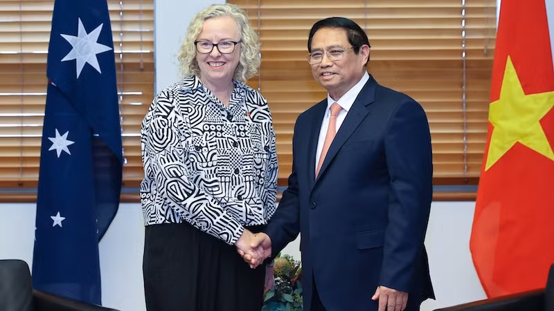 Премьер-министр Фам Минь Тьинь и Зампредседателя Палаты представителей Австралии, Председатель группы парламентариев австралийско-вьетнамской дружбы Шэрон Клейдон. Фото: VGP