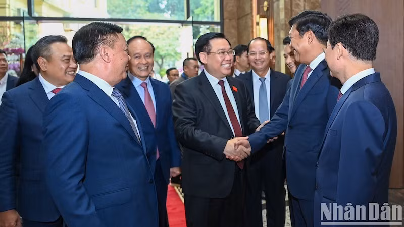 Председатель НС Выонг Динь Хюэ и руководители Ханоя. Фото: Зюи Линь