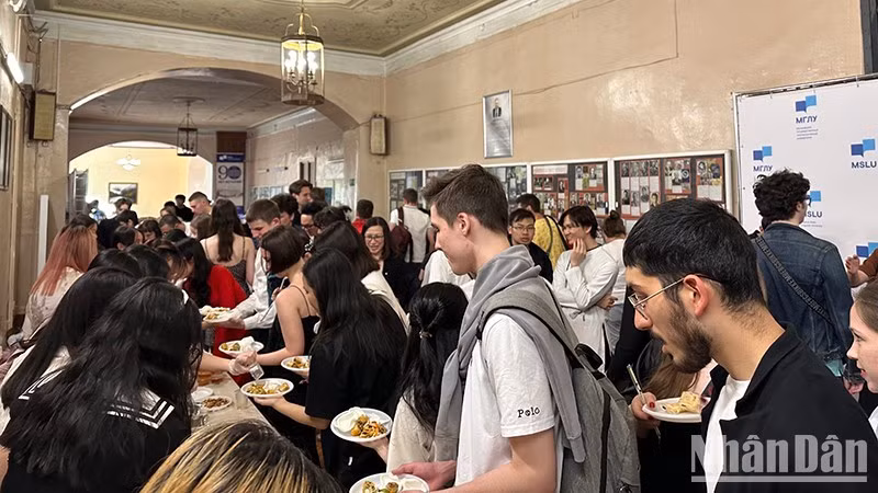 Участники пробуют блюда традиционной вьетнамской кухни. Фото: Тхюи Ван