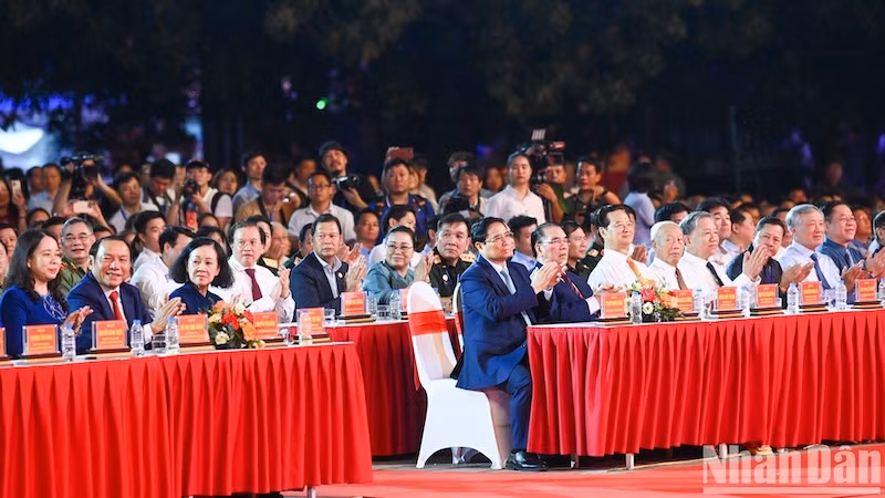 Действующие и бывшие руководители Партии и Государства на мероприятии.