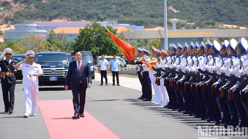 Председатель НС Выонг Динь Хюэ посещает 189-ю бригаду подводных лодок.