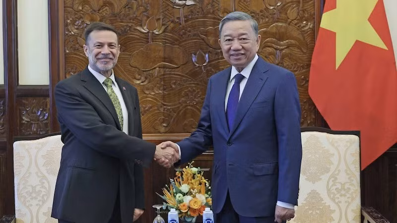 Президент То Лам и Посол Австралии во Вьетнаме Эндрю Голедзиновски. Фото: ВИА