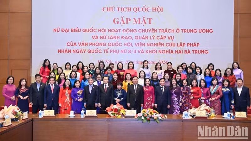 Председатель НС Выонг Динь Хюэ и участники встречи.