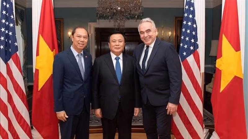 Товарищ Нгуен Суан Тханг (в центре), Посол Вьетнама в США Нгуен Куок Зунг и Первый заместитель Госсекретаря США Курт Кэмпбелл. Фото: ВИА