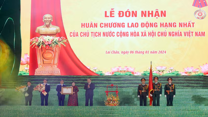 Товарищ То Лам вручил Ордена Труда 1-й степени парткому, правительству и жителям провинции Лайтяу.