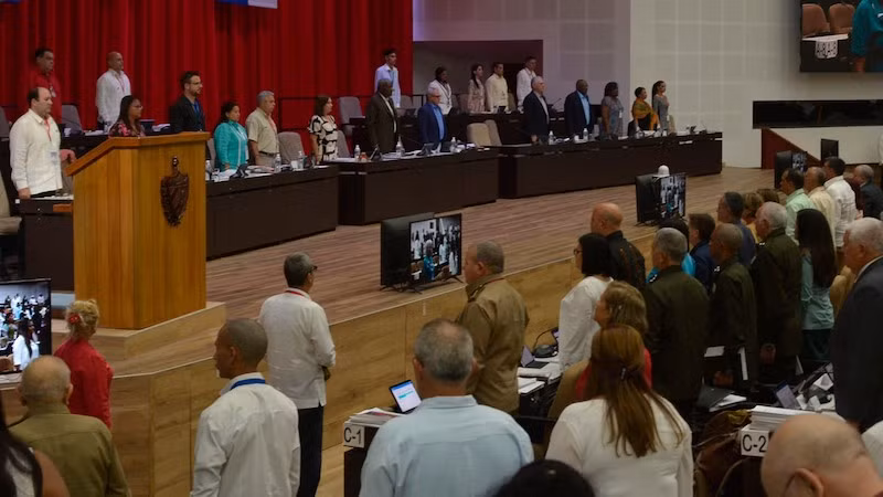 На заседании Национальной ассамблеи народной власти Кубы депутаты почитают минутой молчания память Генерального секретаря ЦК КПВ Нгуен Фу Чонга. Фото: Посольство Вьетнама на Кубе