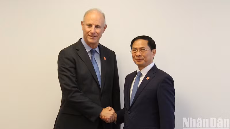 Мнистр Буй Тхань Шон и Министр иностранных дел Перу Хавьер Гонсалес-Олаэчеа. Фото: Минь Зюи Мнистр Буй Тхань Шон и Министр иностранных дел Перу Хавьер Гонсалес-Олаэчеа. Фото: Минь Зюи