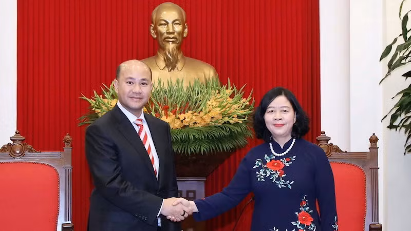 Заведующая Отделом ЦК КПВ по работе с народными массами Буй Тхи Минь Хоай и Генеральный секретарь Отдела ЦК НПК по работе с народными массами, Вице-премьер Камбоджи Хун Мани. Фото: ВИА