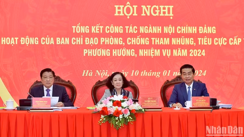 Товарищ Чыонг Тхи Май и руководители Отдела ЦК КПВ по внутренним делам на конференции. Фото: Данг Кхоа