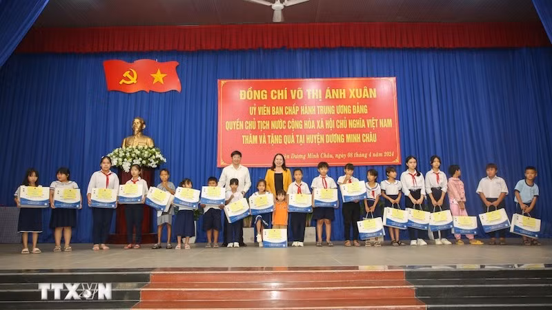 И.о. Президента Во Тхи Ань Суан вручает подарки детям в провинции Тэйнинь. Фото: ВИА