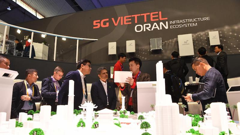 Выставочный стенд Viettel привлек внимание большого количества посетителей и партнеров по всему миру. Фото: Viettel