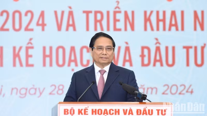 Премьер-министр Фам Минь Тьинь выступает на конференции. Фото: Чан Хай