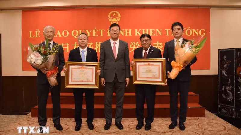 Посол Вьетнама в Японии Фам Куанг Хиеу вручает похвальные грамоты руководителям корпораций Вьетнама. Фото: ВИА