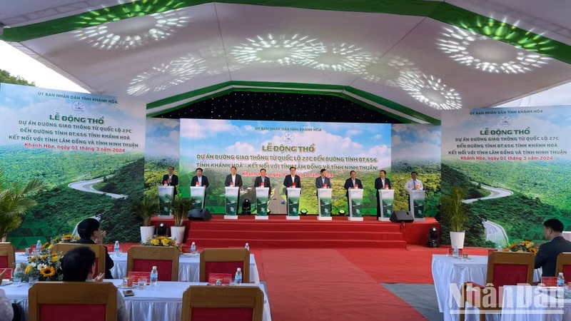 Церемонии закладки фундамента проекта дороги, соединяющей Кханьхоа с провинциями Ламдонг и Ниньтхуан.