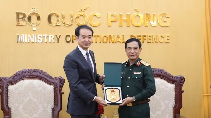 Министр обороны Фан Ван Жанг и Послол Китая во Вьетнаме Хэ Вэй. Фото: ВИА