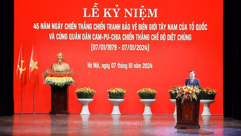 Вице-премьер Ле Минь Кхай выступает на церемонии. Фото: ВИА