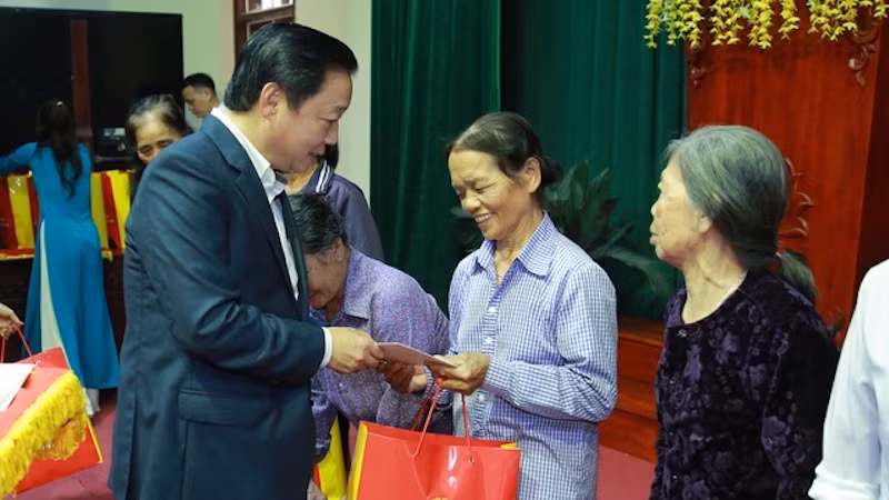 Вице-премьер Чан Хонг Ха вручает подарки бедным семьям в городке Тхыа уезда Лыонгтай провинции Бакнинь. Фото: ВИА
