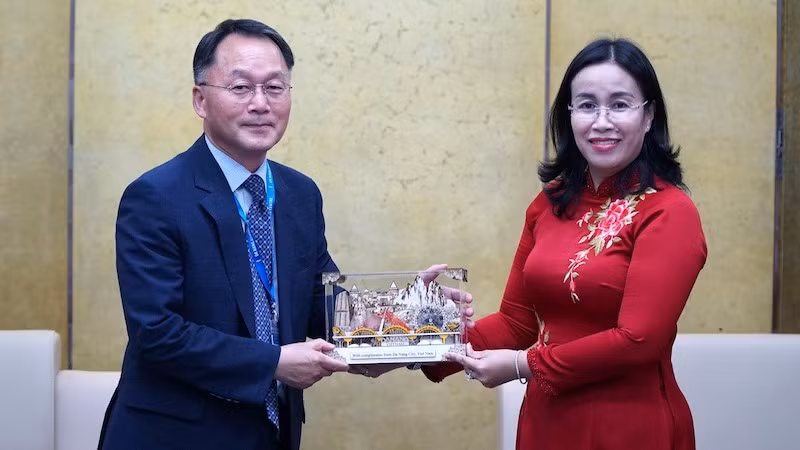 Зампредседатель народного комитета города Дананг Нгуен Тхи Ань Тхи и Зампредседателя городского совета Наджу Ким Кван Ён. Фото: ВИА