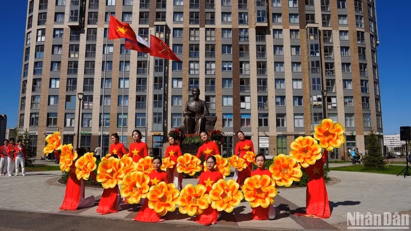 Вьетнамские студенты исполняют танец, посвященный Президенту Хо Ши Мину. Фото: Суан Хынг