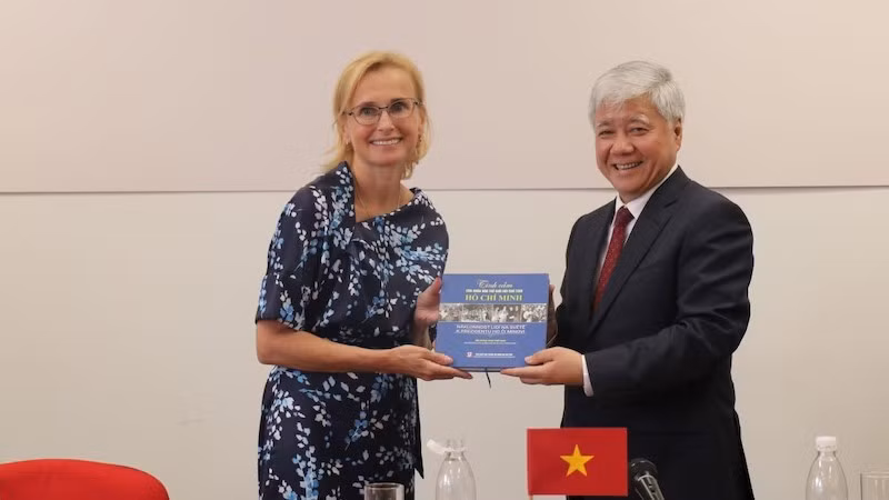 Товарищ До Ван Тьиен и Председатель Коммунистической партии Чехии и Моравии Катерина Конечна. Фото: ВИА