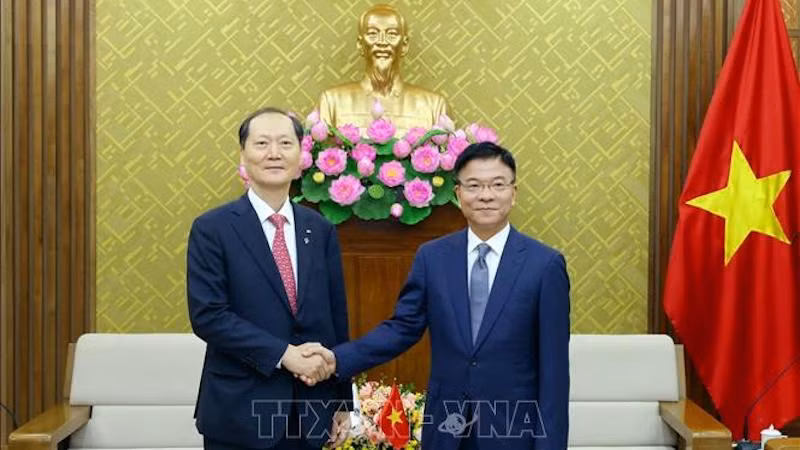 Вице-премьер, Министр юстиции Ле Тхань Лонг и Министр законодательства Южной Кореи Ли Ван Гю. Фото: ВИА