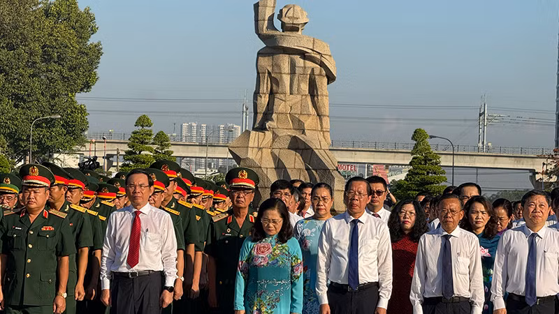 Делегация минутой молчания почитают память павших бойцов. 