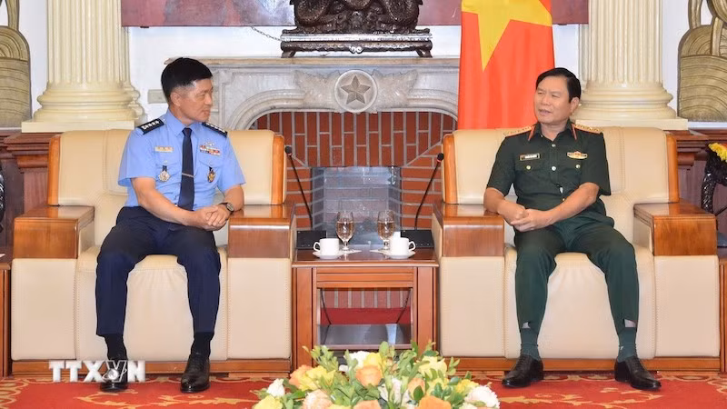 Генерал-полковник Нгуен Тан Кыонг и начальник штаба ВВС Республики Корея Ли Ен Су. Фото: ВИА