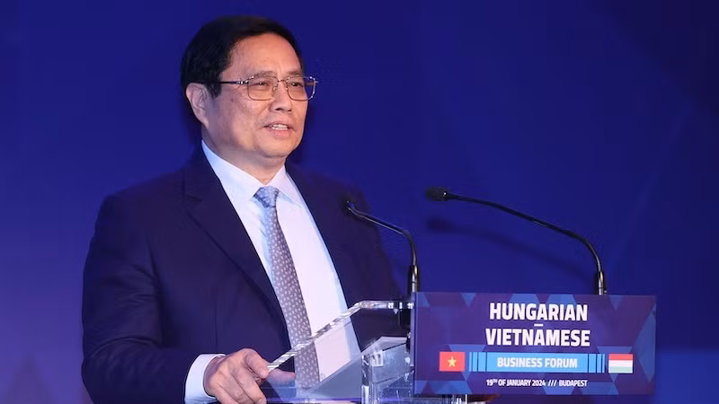 Премьер-министр Фам Минь Тьинь выступает на Вьетнамско-венгерском бизнес-форуме. Фото: ВИА