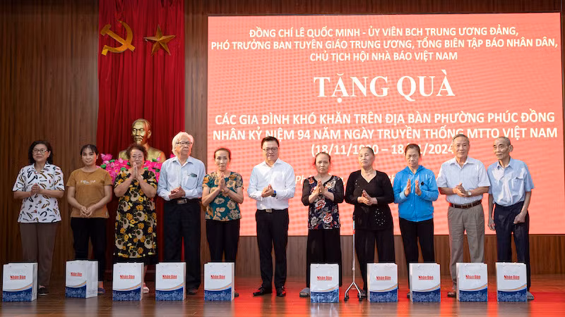 Товарищ Ле Куок Минь вручает подарки людям, находящимся в трудной жизненной ситуации. Фото: Шон Тунг