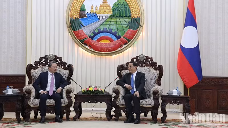 Министр Нгуен Хай Нинь и Премьер-министр Лаоса Сонексай Сипхандон. Фото: Хай Тиен