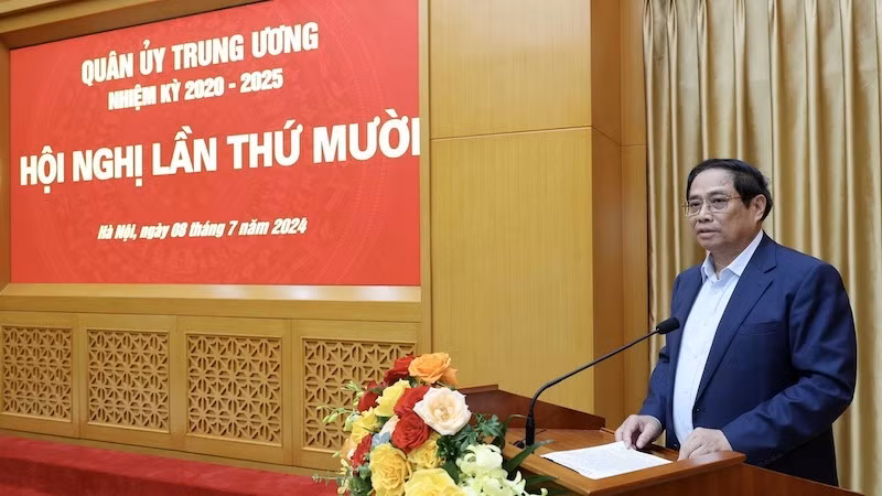 Премьер-министр Фам Минь Тьинь выступает на конференции.