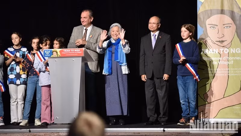 Звание «Почетный граждан», присвоенное городом Вильжюиф г-же Чан То Нга, является сильным символом солидарности и дружбы между Вьетнамом и Францией. Фото: Минь Зюи