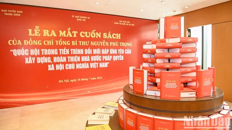 В книгу вошли 95 статей, выступлений и интервью Генерального секретаря ЦК КПВ Нгуен Фу Чонга.