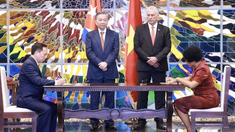 Церемония подписания документов о сотрудничестве между министерствами, отраслями и местностями двух стран. Фото: ВИА