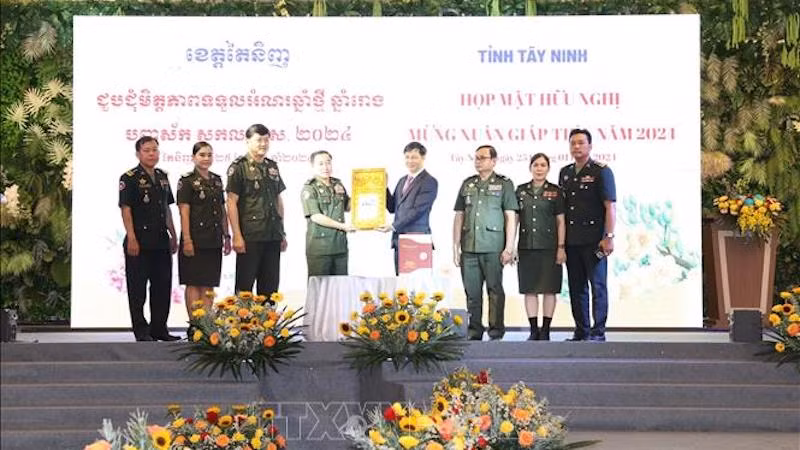 Руководители камбоджийских провинций вручают новогодний подарок Председателю Народного комитета провинции Тэйнинь. Фото: ВИА