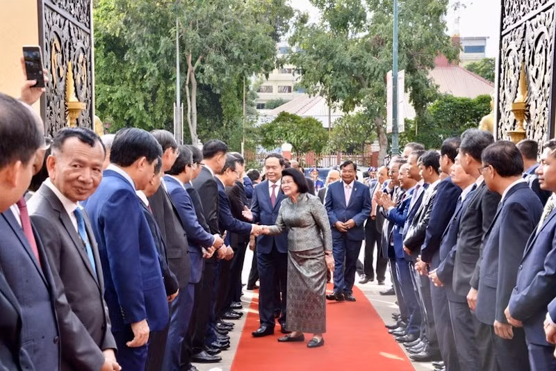 Председатель НС Чан Тхань Ман и Председатель НА Камбоджи Самдек Хуон Судари знакомят друг друга с членами высокопоставленной делегации каждой страны. Фото: VOV