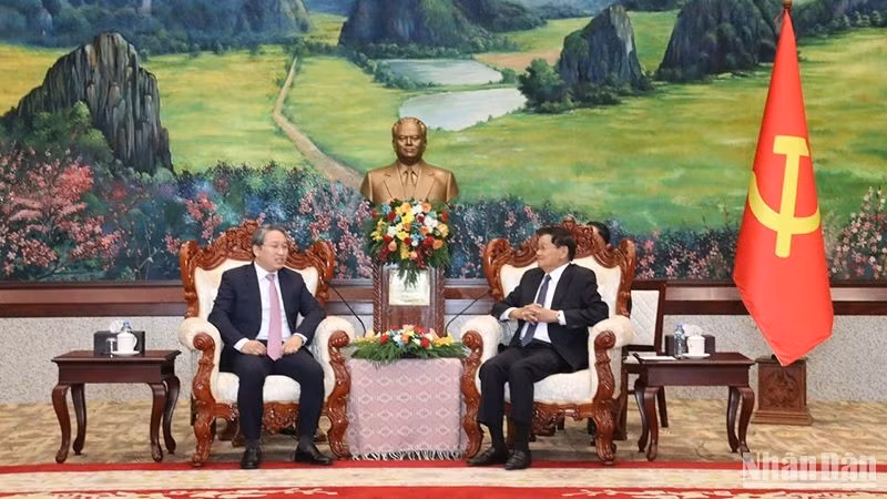 Министр юстиции Нгуен Хай Нинь встречается с Генеральным секретарем ЦК Народно-революционной партии Лаоса, Президентом Лаоса Тхонглун Сисулитом. Фото: Хай Тиен
