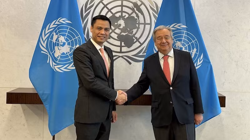 Посол Данг Хоанг Жанг и Генеральный секретарь ООН Антониу Гутерриш. Фото: baoquocte.vn