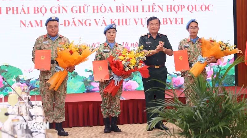 Генерал-полковник Хоанг Суан Тьиен вручает решения 3 офицерам. Фото: ВИА