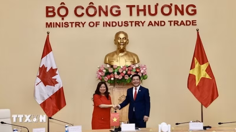 Министр промышленности и торговли Вьетнама Нгуен Хонг Зиен и Министр продвижения экспорта, международной торговли и экономического развития Канады Мэри Ын. Фото: ВИА