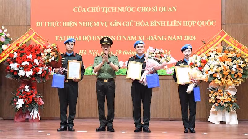 Министр общественной безопасности генерал-полковник Лыонг Там Куанг вручает решения 3 офицерам. Фото: Министерство общественной безопасности