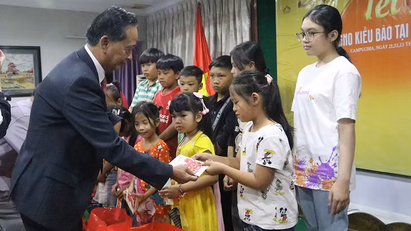 Председатель Кхмерско-вьетнамского общества Тяу Ван Тьи вручает новогодние подарки вьетнамским детям в Камбодже. Фото: Нгуен Хиеп