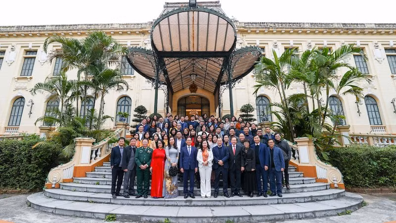 Министр Буй Тхань Шон, руководители МИДа и представители пресс-органов. Фото: ВИА