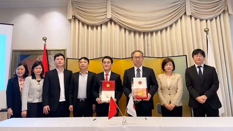 Делегация механического колледжа провинции Ниньбинь и Посол Японии во Вьетнаме Ямада Такио. Фото: Хонг Ань