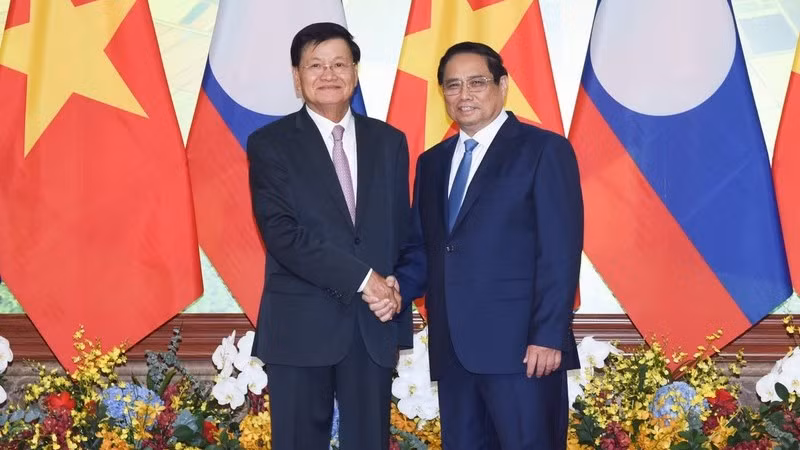 Премьер-министр Фам Минь Тьинь и Генеральный секретарь ЦК НРПЛ, Президент Лаоса Тхонглун Сисулит. Фото: Тхань Жанг