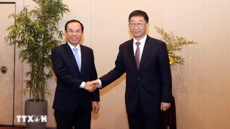 Секретарь парткома г. Хошимина Нгуен Ван Нэн и Секретарь парткома Гуанси-Чжуанского автономного района Лю Нин. Фото: ВИА